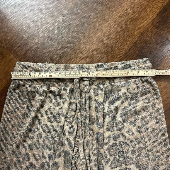 LNA Revolve Brushed Rib Joggers Leopard Print Cheetah Soft Loungewear Cozy Sz L - Picture 4 of 8